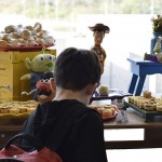 Crianças aproveitam para saborear os lanchinhos oferecidos na inauguração do espaço