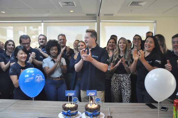 Os convidados celebraram os 27 anos de Trend com um bolo e parabéns