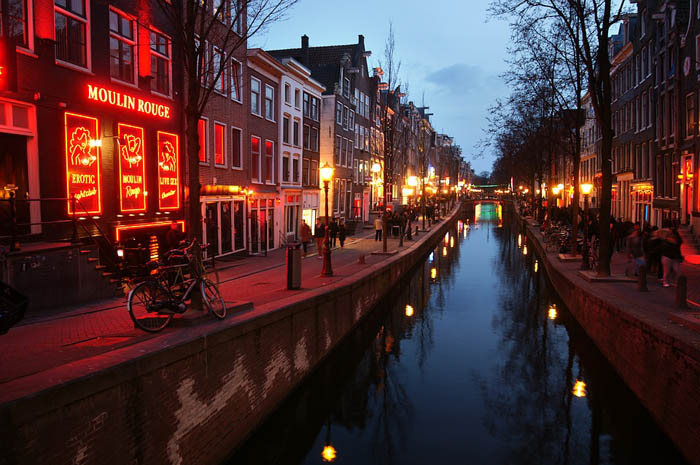 Distrito da Luz Vermelha é dos pontos mais visitados na capital holandesa