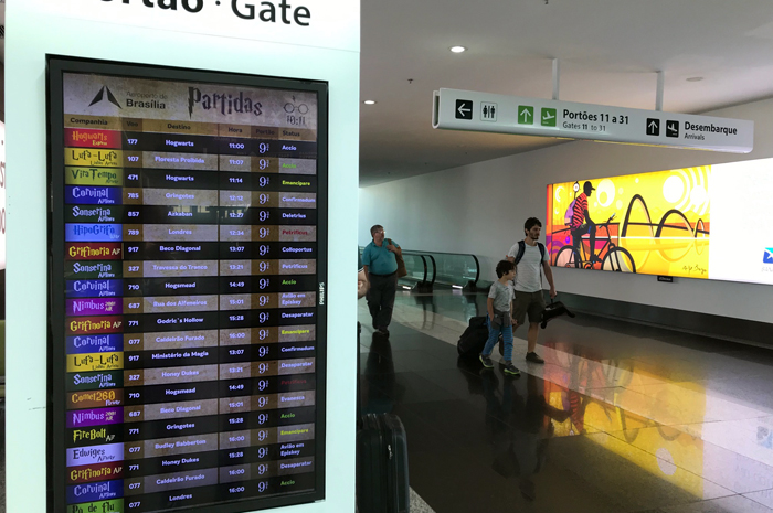 No dia em que Harry Potter completa 39 anos, Terminal brasiliense cria painel de voos fictício comemorativo com companhias aéreas e destinos do mundo bruxo