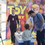 Família interagindo com o jogo da memória no espaço infantil