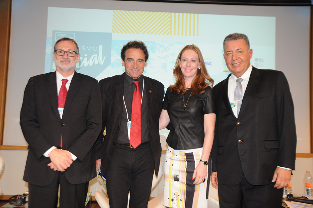 Especialistas debatem oportunidades para enfrentar a sazonalidade da hotelaria 2 Geraldo Linzmeyer, da CHA, Milton Zuanazzi, da Abrastur, Maria Helena, do Sesc-RS, e Alexandre Sampaio, da CNC