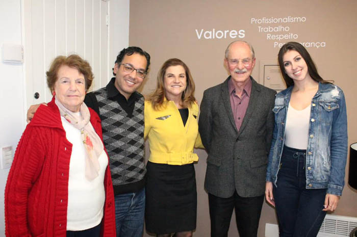Iraci Casagrande Koppe, Allan John Lino, Marta Rossi, Romeo Ernesto Riegel e Emily Braun durante formalização do convite (Foto: Divulgação)