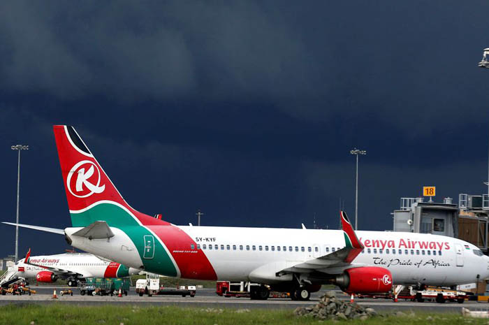 Suposto clandestino, estava em um avião da Kenia Airways (Foto: Reuters/Thomas Mukoya)