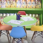 No espaço infantil, as crianças podiam brincar e colorir os personagens da franquia