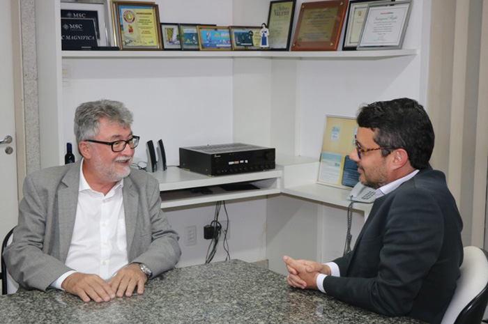 Secretário do Meio Ambiente, João Carlos Oliveira, durante reunião com o secretário do Turismo, Fausto Franco