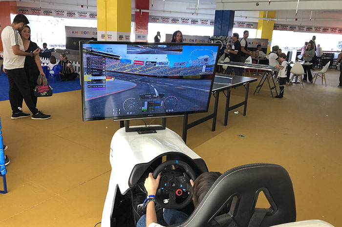 Simulador de corrida no Camarote Arena Kids