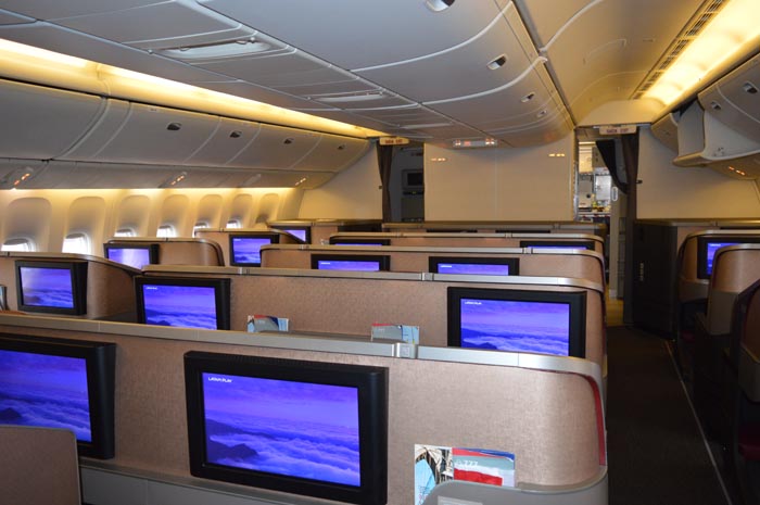 Latam inicia operações com primeiro Boeing 777 remodelado 3 Telas entretenimento cabine executiva