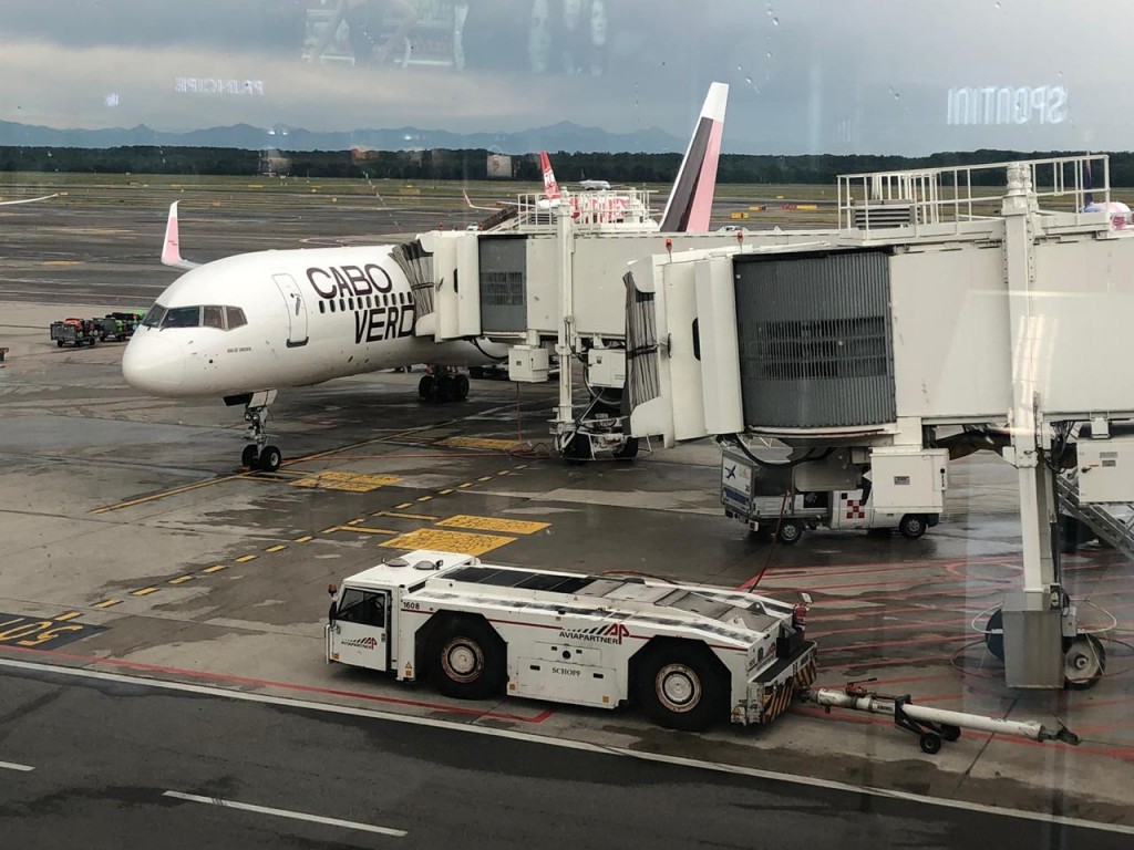 Aeronave da Cabo Verde Airlines no Aeroporto de Milão