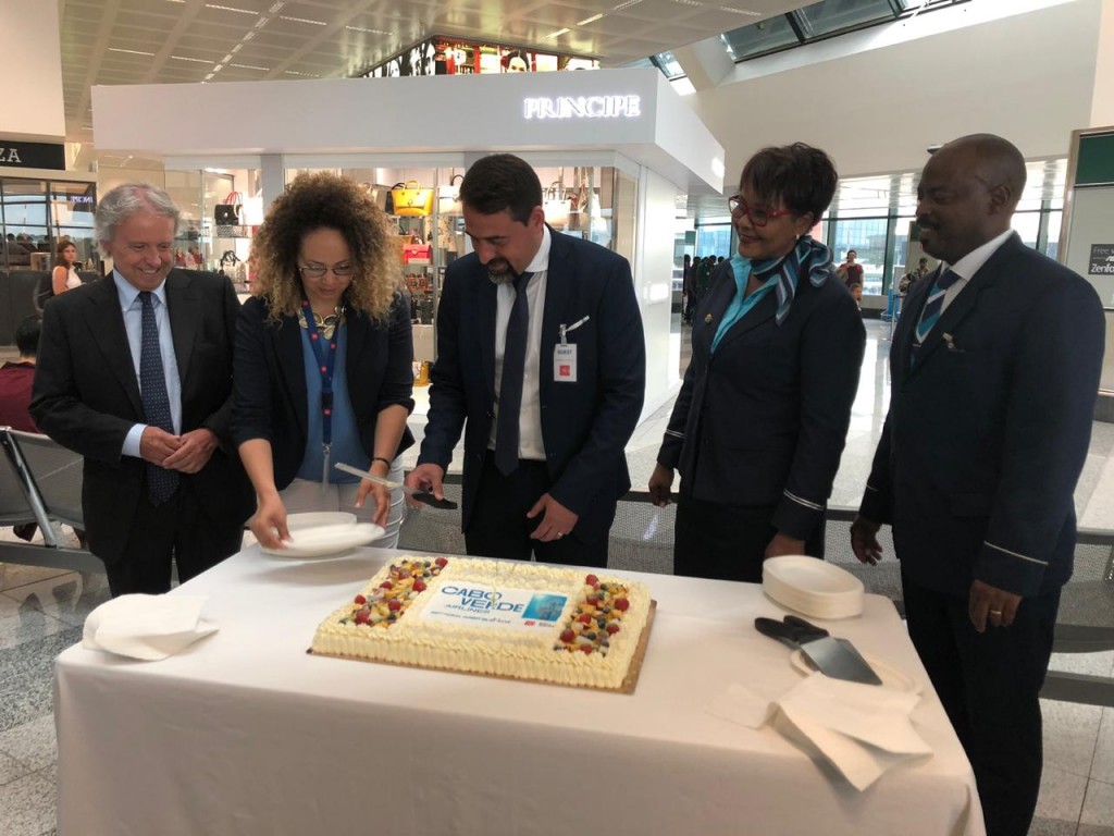Cabo Verde inaugura rota Fortaleza-Ilha do Sal-Milão e projeta expansão no Brasil 3 CEO da companhia e tripulantes comemorando o início da rota