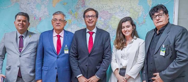 Embratur e Rio de Janeiro discutem cooperação em promoção internacional 1 Osvaldo Matos de Melo Junior, diretor de Marketing e Relações Públicas da Embratur,Paulo Jobin, secretário municipal de Turismo do RJ; Gilson Machado, presidente da Embratur, Larissa Vieira, assessora da Prefeitura do RJ, e o embaixador Antonio Mello