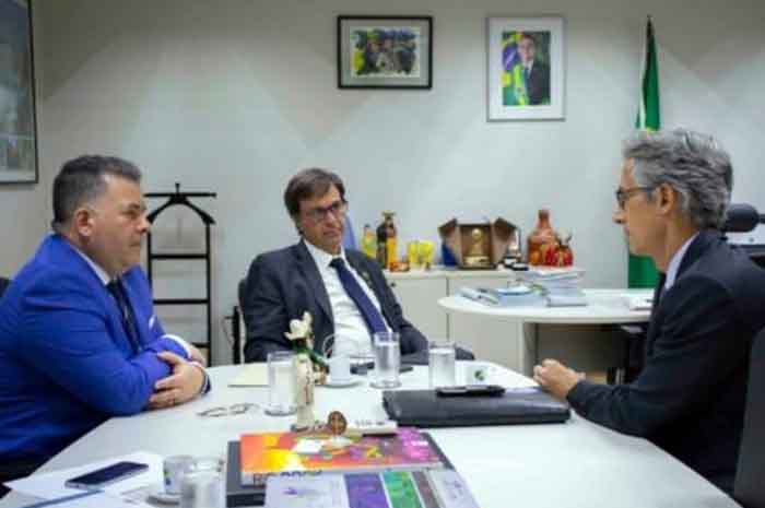 Presidente e diretor da Embratur recebeu Marco Ferraz, da Clia Brasil nesta quarta-feira (25) para discutir objetivo. Crédito: Pablo Peixoto/Embratur