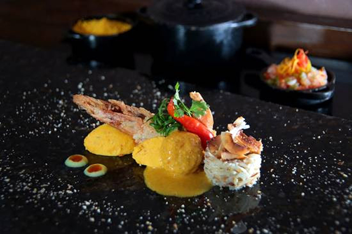 No restaurante Genaro de Carvalho, localizado dentro do hotel, o prato será o Xinxim de galinha com vatapá de inhame, arroz de coco cremoso e camarão na tapioca