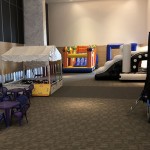 Área com piscina de bolinhas e brinquedos infláveis Área com piscina de bolinhas e brinquedos infláveis