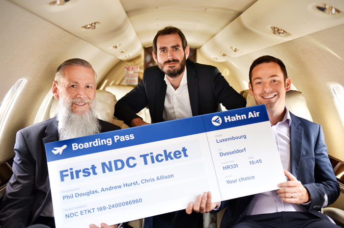 Christopher Allison, Head of NDC da Hahn Air entre Phil Douglas e Andrew Hurst, CEO e CTO da 2e Systems