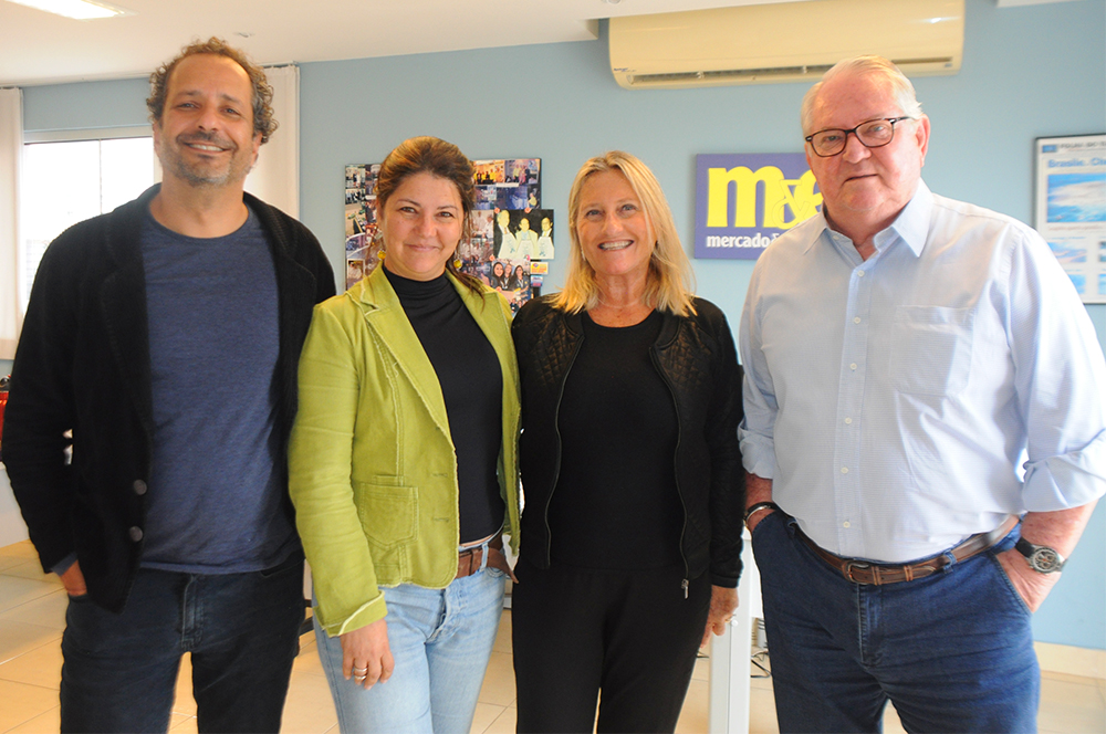 Domundo completa cinco anos de 'momentos especiais e viagens exclusivas' André Salgado e Cris Schuller, da DoMundo, com Rosa Masgrau e Roy Taylor, do M&E