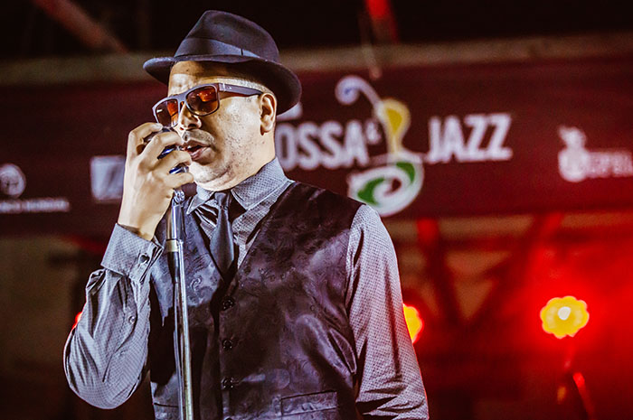 Arthur Philipe & Quintessence se apresentam no palco da praça de Pipa durante Fest Bossa & Jazz