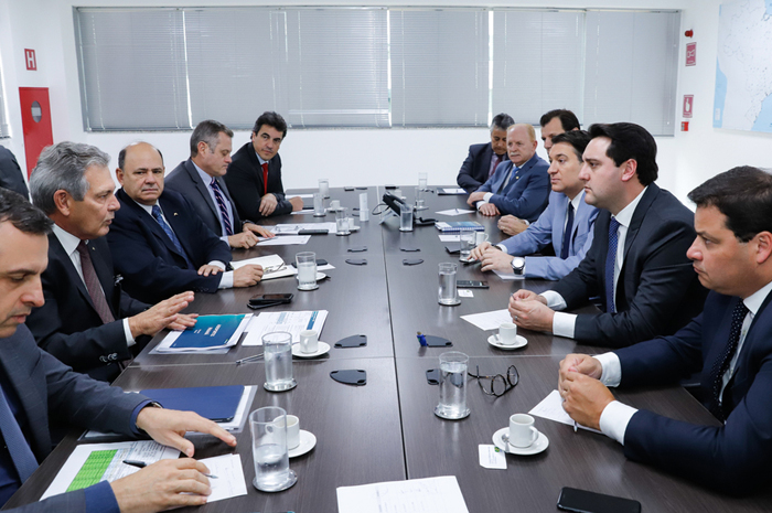 Aeroporto de Foz do Iguaçu terá pista ampliada; investimento chega a R$ 70 milhões 1 Autoridades participam de reunião em Brasília para tomada de decisões