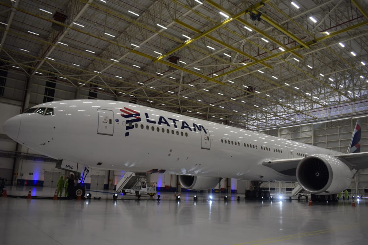 Latam Apresenta Primeiro Boeing 777 300 A Passar Por