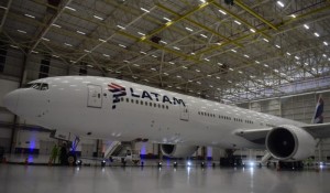 Latam apresenta primeiro Boeing 777-300 a passar por retrofit; veja fotos