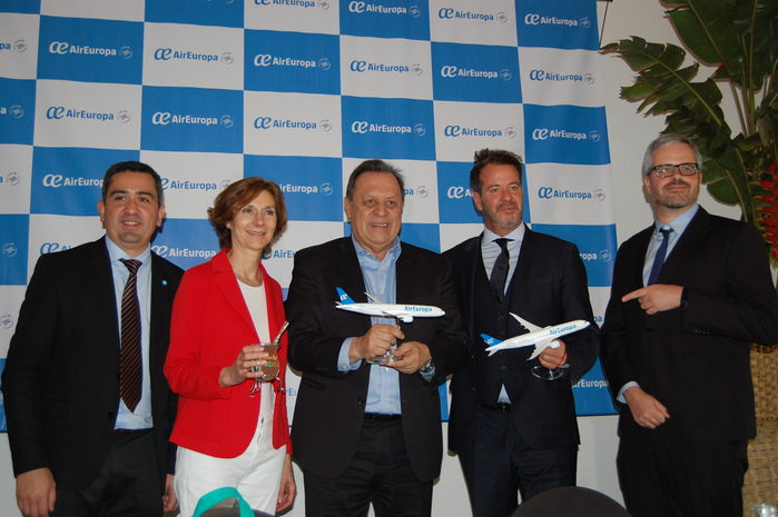 José María Arrua, ministro de Turismo de Misiones; Isabel Maria Oliver, secretária de Turismo da Espanha; Gustavo Santos, secretário de Turismo de la Nacion; Lisandro Menu Marque, diretor de Desenvolvimento Internacional da Air Europa; e Miguel Angel Uriondo, diretor de Comunicação da Air Europa