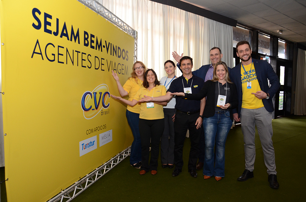 Avirrp 2019: CVC anuncia desconto de 40% para embarques do Soberano 3 Equipe da CVC com os parceiros Meliá, representado por Michelle Oliveira, e Turistur, representado por Samuel Kist e Fernanda Meinerz