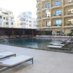Esta é a outra piscina do hotel, que recebe todo o calor do sol da tarde