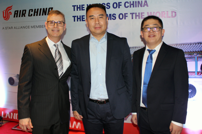 Guilherme Barros, exevutivo de Vendas, Shuai Shi, gerente Geral, e Aicheng Liu, gerente de Vendas da Air China