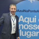 John Rodgerson, presidente da Azul, com o banner da campanha Azul na Ponte Aérea