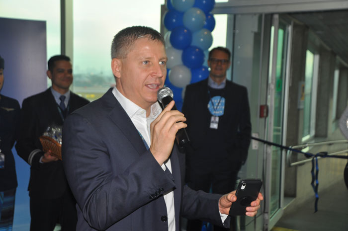 John Rodgerson, presidente da Azul, recepciona clientes da Ponte Aérea