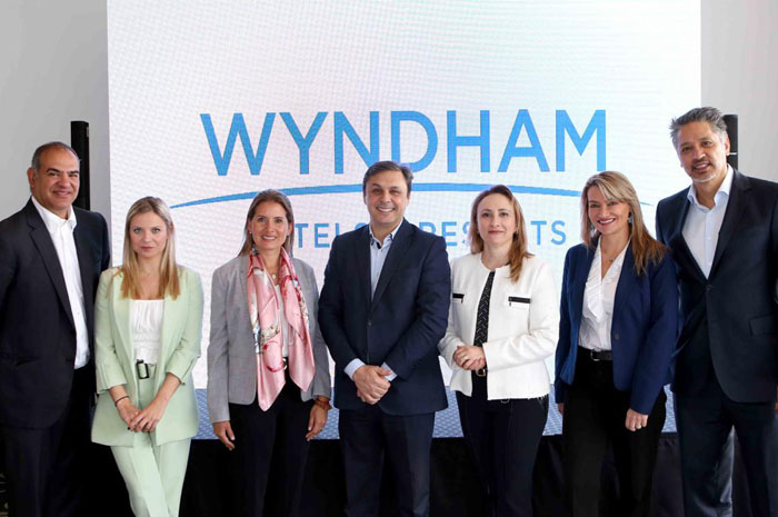 Wyndham Garden lança pedra fundamental de novo hotel em Cartagena 1 Luis Fernando Estefan, Diretor de Desenvolvimento da Região Andina, Solana Costa, Gerente Júnior de Comunicação, Cláudia Pina, Diretora de Vendas Globais de Centro América & Países Andinos, Walter Paulovich, Diretor de Franquitas e Operações LATAMC, Maria Carolina Pinheiro, Vice-Presidente de Desenvolvimento de Negócios LATAMC, Denise Walti, Gerente Geral do TRYP by Wyndham Embajada Bogotá, e Alejandro Moreno, Presidente e Diretor Geral LATAMC