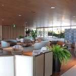 Lobby que divide as duas piscinas, um espaço comum para hóspedes que conta ainda com recepção