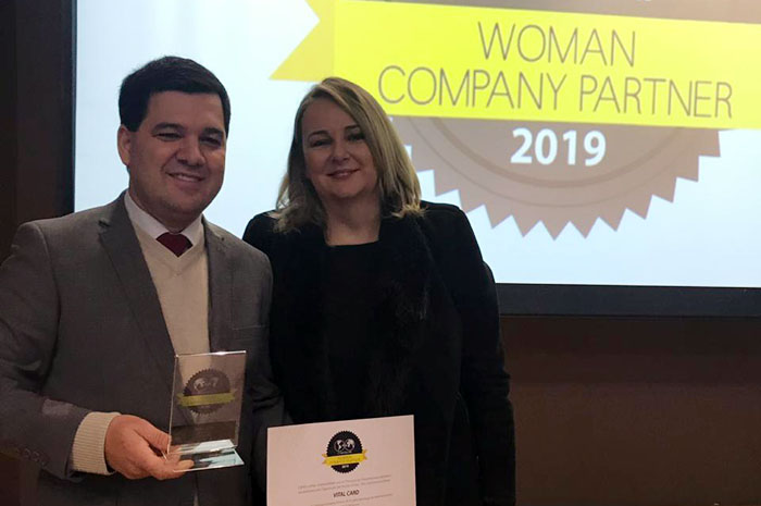 Valorização do empreendedorismo feminino garante prêmio a Vital Card 1 Luciano Bonfim, diretor Brasil do Vital Card, e Roberta Wassen durante Woman Company Partner em Curitiba