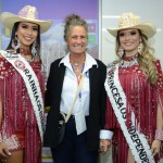 Mari Masgrau, do M&E, entre Larissa Ferreira, Rainha da Festa do Peão de Barretos, e Jeniffer Pietra, princesa da Festa do Peão de Barretos