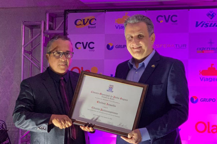O vereador de Porto Seguro, Geraldo Couto, entrega o certificado de Cidadão Portosegurense a Claiton Armelin