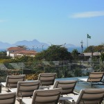 Piscina com borda infinita fica de frente para o Forte e a Praia de Copacabana