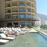 Piscina com borda infinita que se conecta com o mar da Praia de Copacabana
