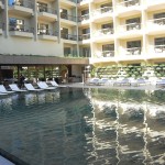 Piscina da parte de trás do hotel também conta com toda a infraestrutura