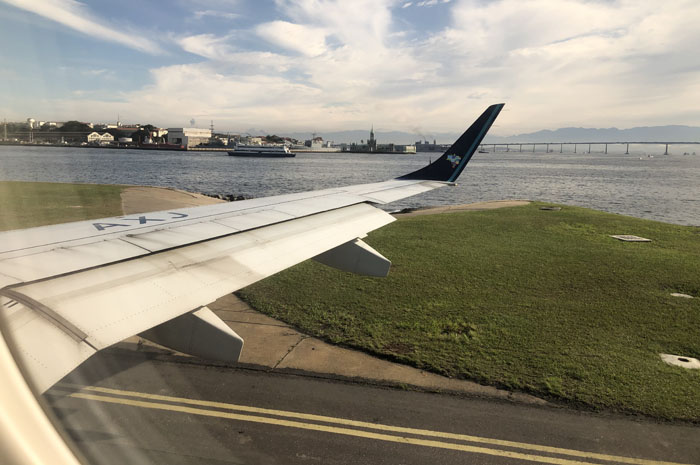 Azul prorroga iniciativa de transportar profissionais atuantes no combate a Covid-19 1 Pouso do E195 da Azul no Santos Dumont