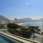 Praia de Copacabana de frente para a piscina principal do hotel