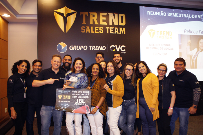 Reunião de Vendas da Trend: líderes participam de rodadas de negócios e capacitações Rebeca Ferreira com o seu time de líderes do Norte e Nordeste