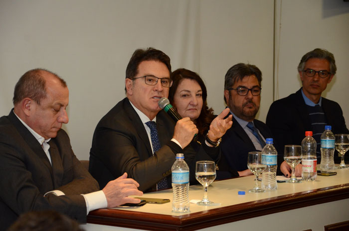 Toni Sando, do Visit São Paulo, Vinicius Lummertz, secretário de Turismo de São Paulo, Magda Nassar, presidente da Abav Nacional, Roberto Nedelciu, presidente da Braztoa, e Marco Ferraz, presidente da Clia Abremar
