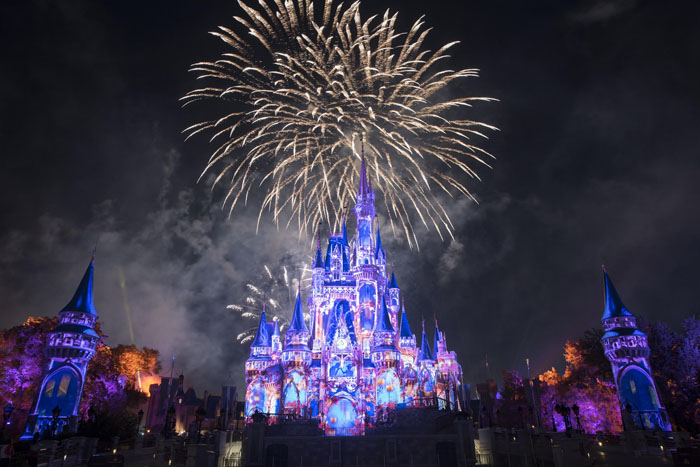 Disney anuncia fechamento de parques de Orlando e Paris e suspensão de cruzeiros 1 Parques de Orlando e de Paris serão fechados a partir deste domingo (15)