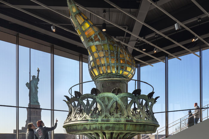 Principais pontos turísticos de Nova York anunciam novidades 1 A tocha original da Estátua da Liberdade pode ser vista no State of Liberty Museum, aberto em maio deste ano (Foto: Ellis Island Foundation/Divulgação
