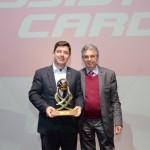 Alexandre Camargo, da Assist Card, recebeu o prêmio de Osni Pires, da Tristar
