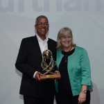 Annette Taeuber, da Lufthansa, recebe o prêmio de Reifer Souza, da Alatur
