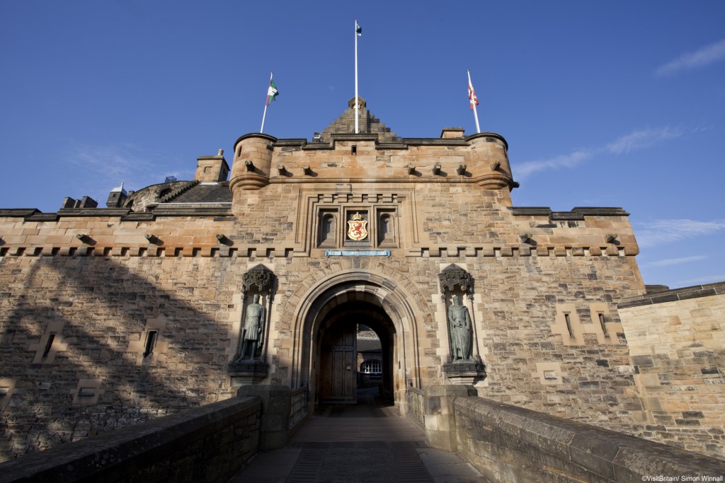 Abreu lança campanha Vendas Antecipadas para Circuitos Europeus A day out in Edinburgh. Edinburgh castle, a historic stronghold on Castle Rock, dominating the city. A family outing, two adults and two children exploring the castle. The gatelodge and entrance walkway.