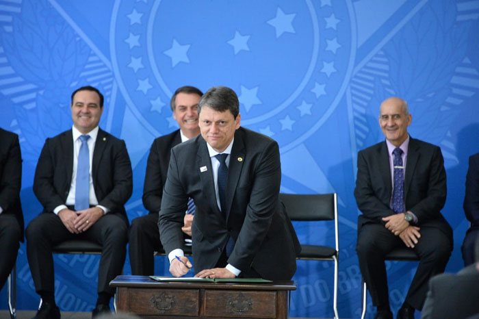 Governo assina contrato de concessão de 12 aeroportos 1 Governo assina contrato de concessão para 12 aeroportos
