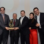 Eduardo Bernardes e a equipe da Gol recebem o prêmio das mãos de Carlos Prado, da Tour House