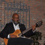 Fabian Charbonnier, de Saint-Martin, toca uma canção para os convidados